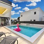Nyaraló Jlo1 Mit Beheizbarem Pool