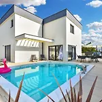 Holiday home Jlo1 Mit Beheizbarem Pool