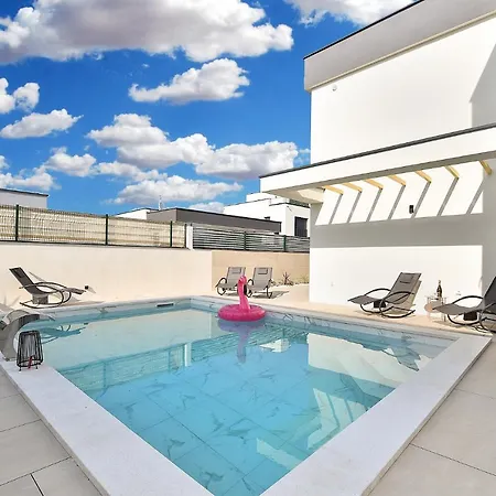 Jlo1 Mit Beheizbarem Pool Сasa de vacaciones Peroj