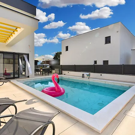 Сasa de vacaciones Jlo1 Mit Beheizbarem Pool