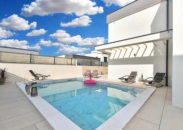 Jlo1 Mit Beheizbarem Pool Vakantiehuis Peroj