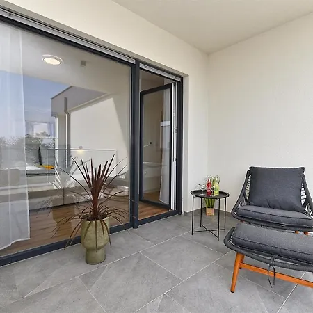 Jlo1 Mit Beheizbarem Pool