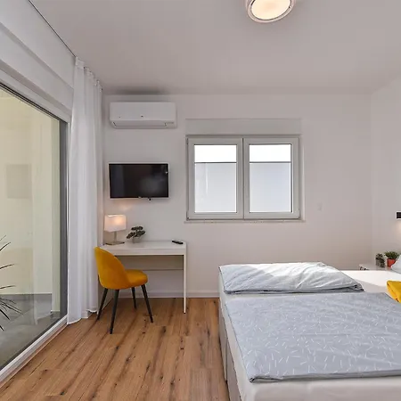 Jlo1 Mit Beheizbarem Pool Ferienhaus Peroj